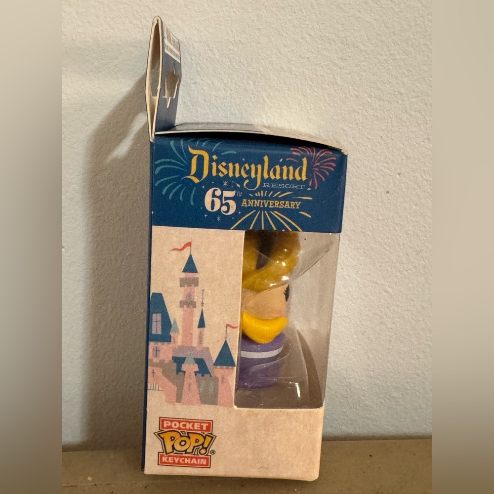 Funko Pocket Pop The Mad Tea Party Attraction And Alice Keychain - Picture 3 of 5